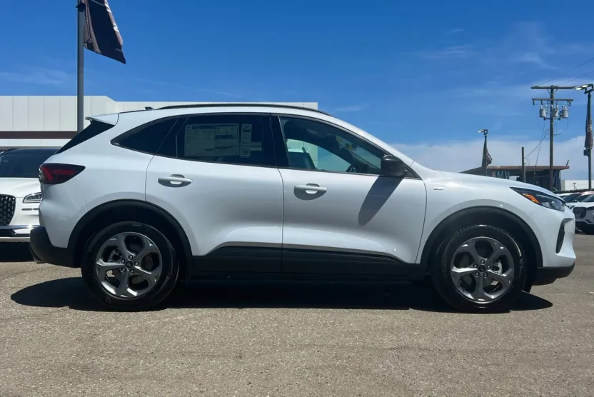 2025 Ford Escape ST-Line photo 1