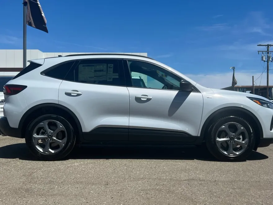 2025 Ford Escape ST-Line photo 1