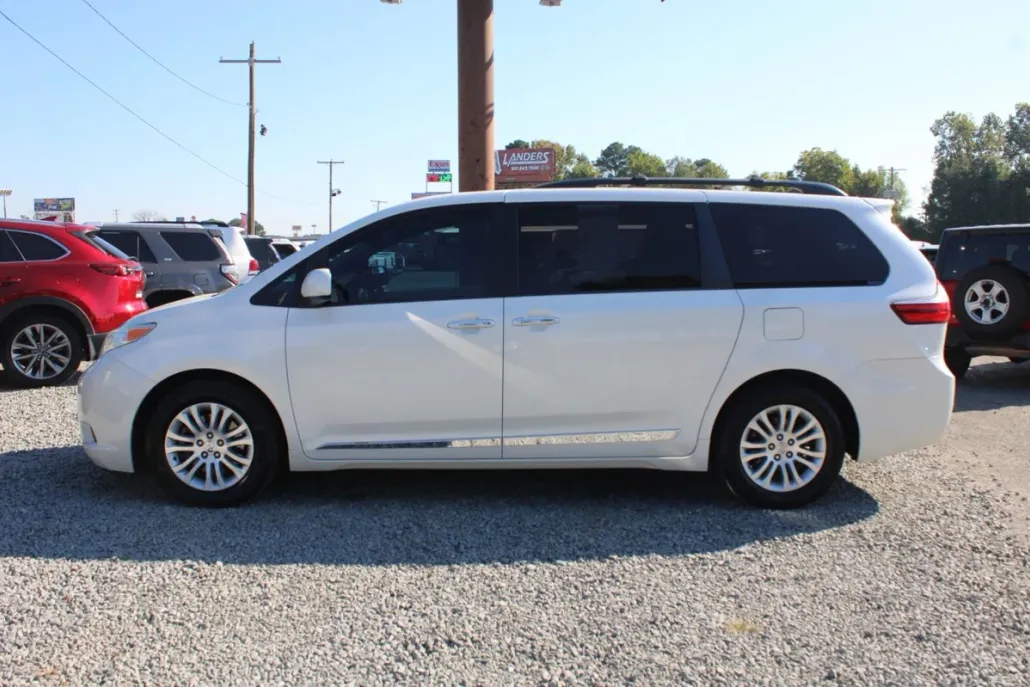 2017 Toyota Sienna XLE photo 1