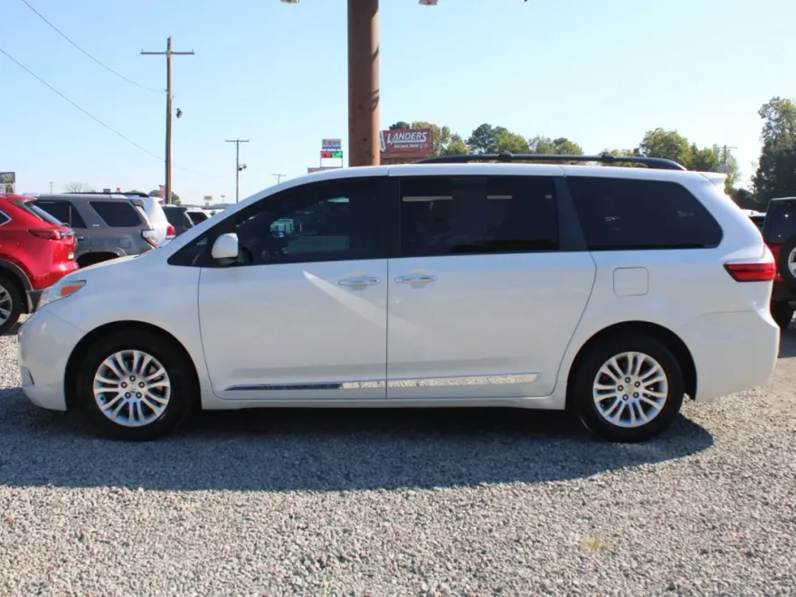 2017 Toyota Sienna XLE photo 1