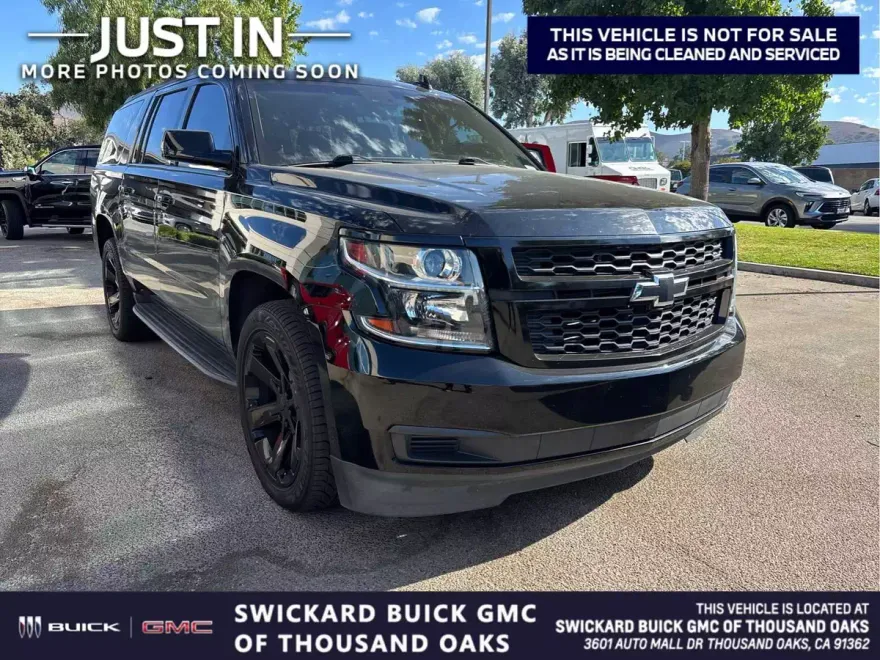 2018 Chevrolet Suburban LT photo 1