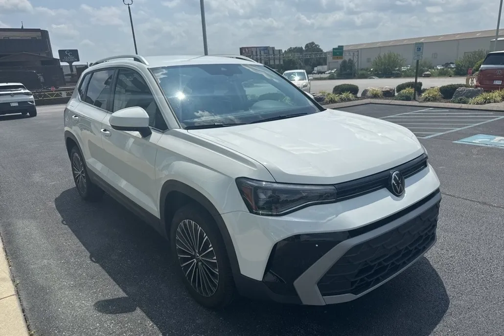 2025 Volkswagen Taos SE photo 1