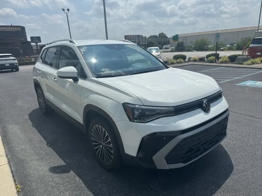 2025 Volkswagen Taos SE photo 1