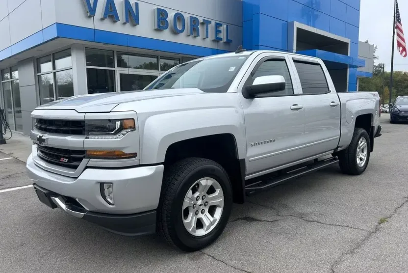 2018 Chevrolet Silverado 1500 LT photo 1