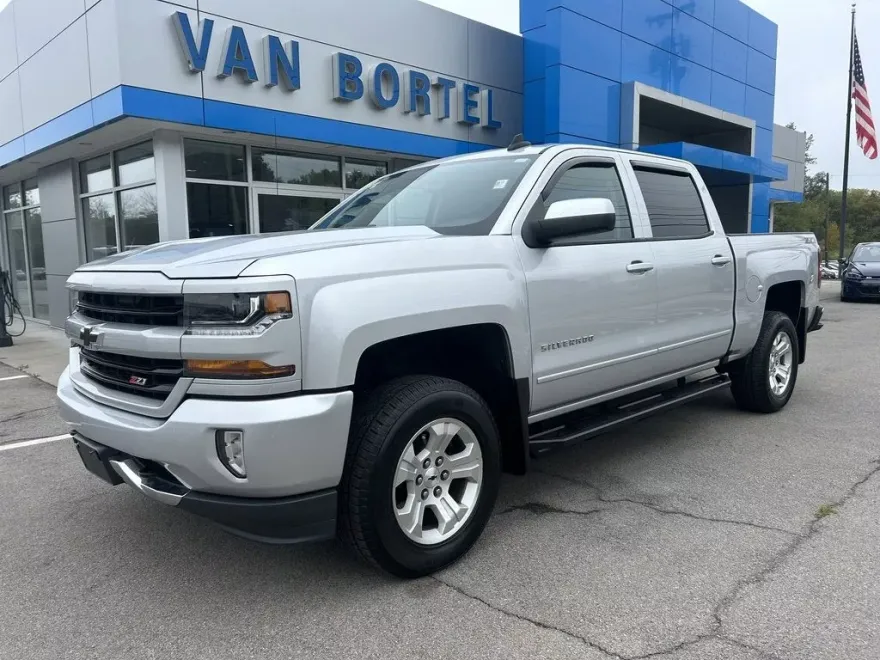 2018 Chevrolet Silverado 1500 LT photo 1