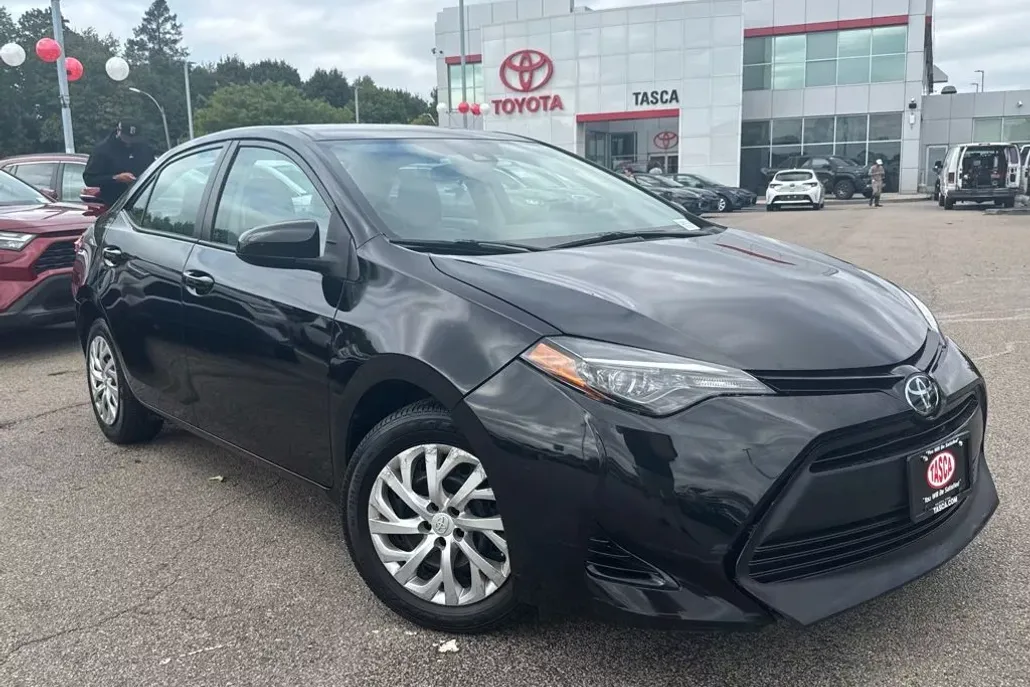 2017 Toyota Corolla LE photo 1
