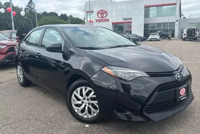2017 Toyota Corolla LE photo 1