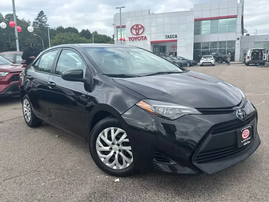 2017 Toyota Corolla LE photo 1