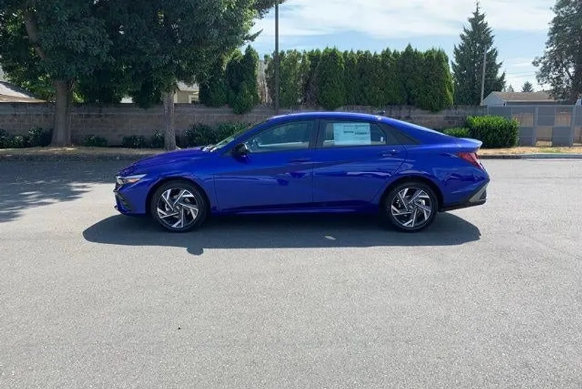 2025 Hyundai Elantra SEL Sport photo 1
