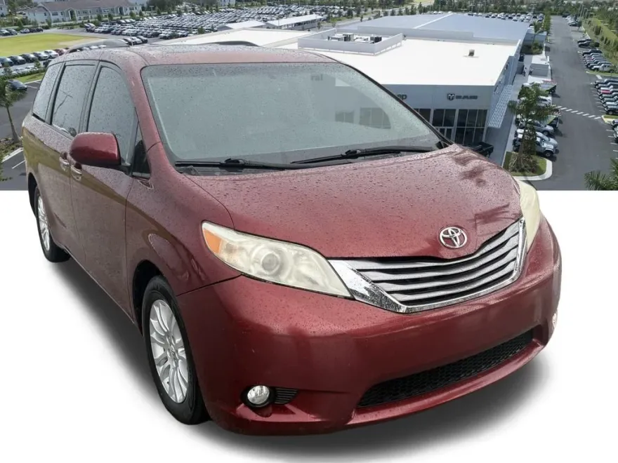 2017 Toyota Sienna L photo 1