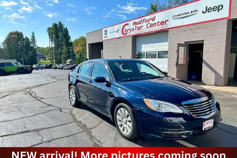 2014 Chrysler 200 LX photo 1