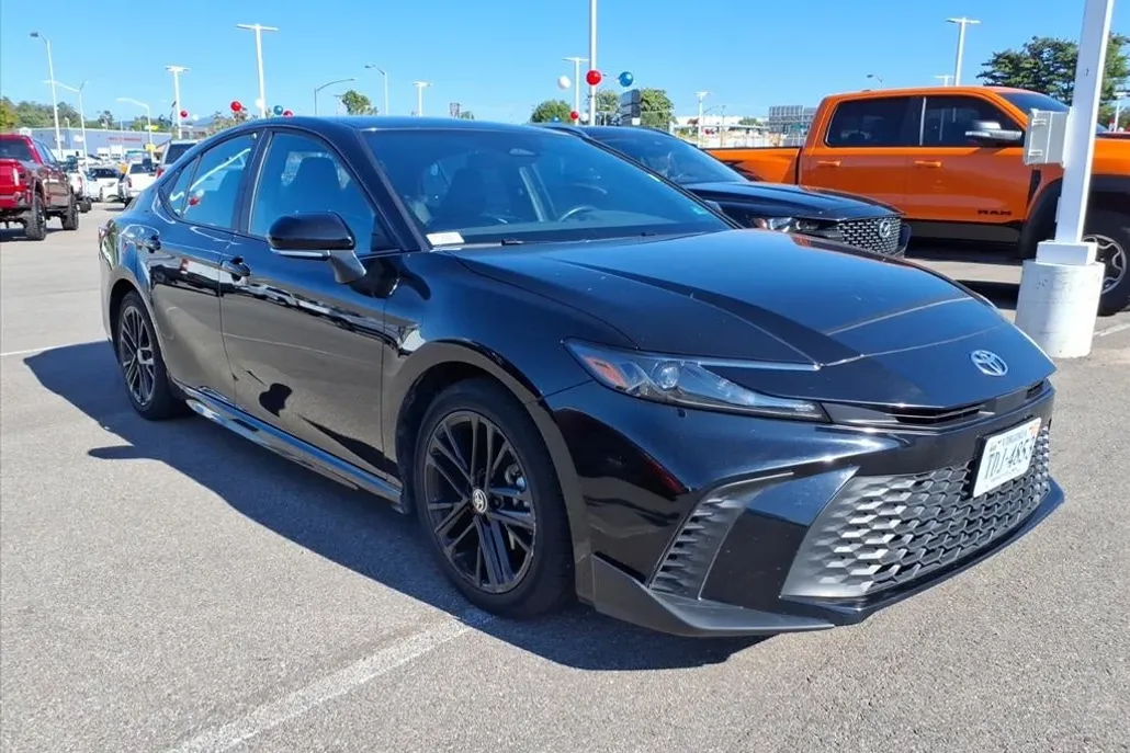2025 Toyota Camry SE photo 1
