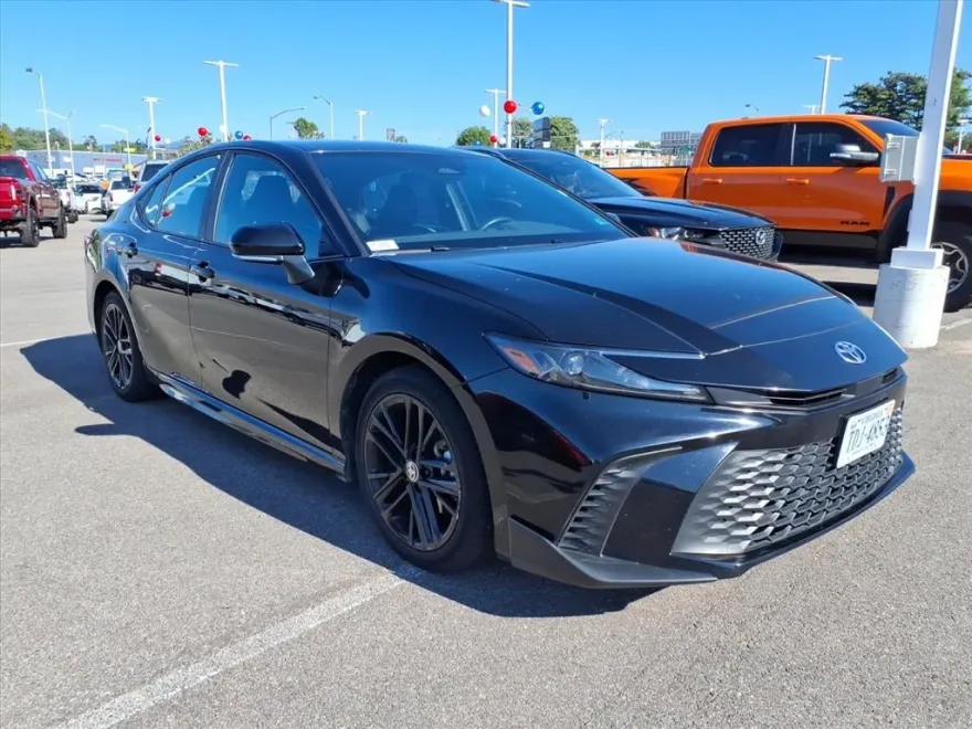 2025 Toyota Camry SE photo 1