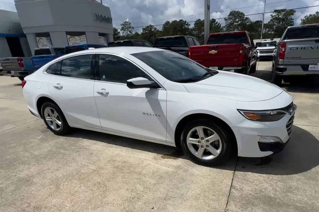 2024 Chevrolet Malibu 1LT photo 1