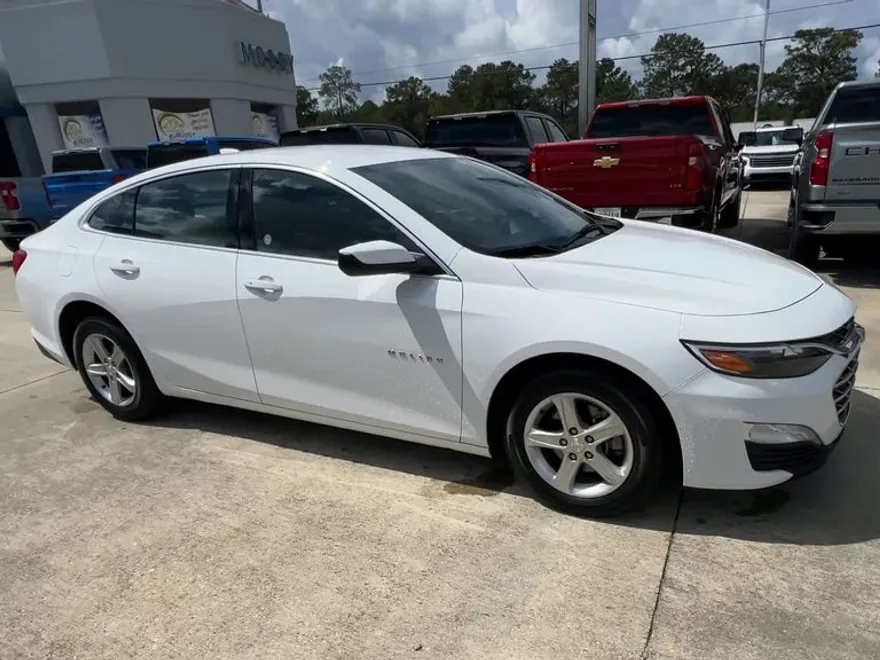 2024 Chevrolet Malibu 1LT photo 1