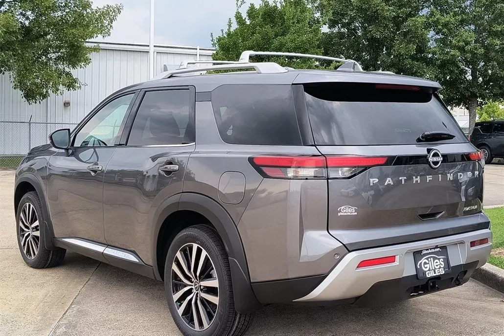 2025 Nissan Pathfinder Platinum photo 1