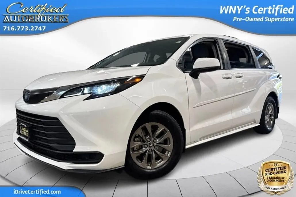 2024 Toyota Sienna LE photo 1