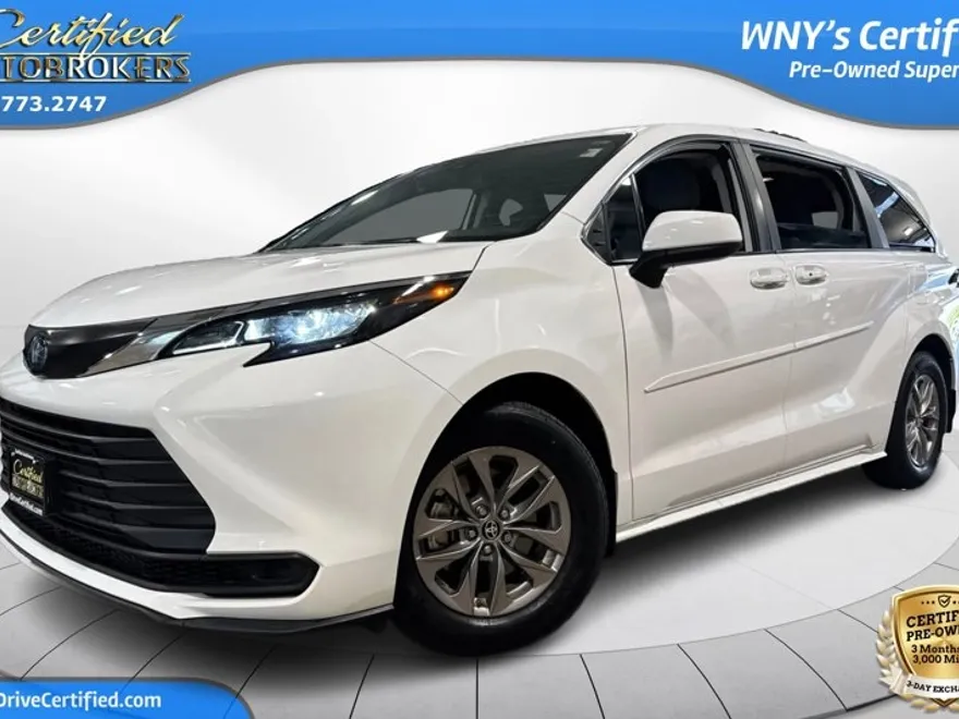2024 Toyota Sienna LE photo 1