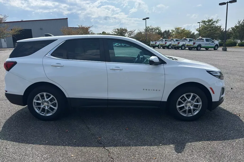 2023 Chevrolet Equinox LT photo 1