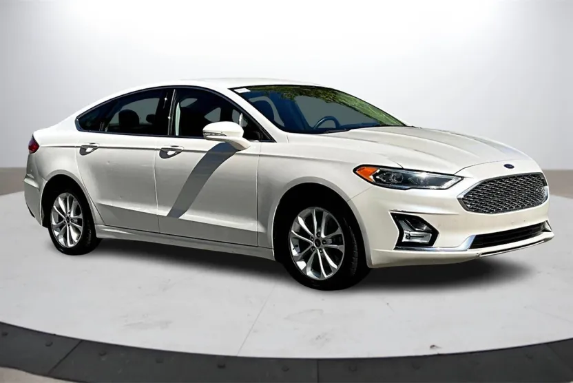 2019 Ford Fusion Energi Titanium photo 1