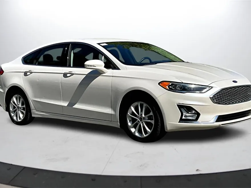 2019 Ford Fusion Energi Titanium photo 1