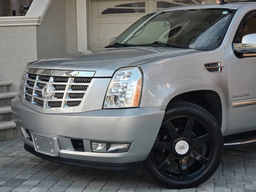 2010 Cadillac Escalade Luxury photo 1