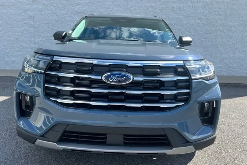 2025 Ford Explorer photo 1