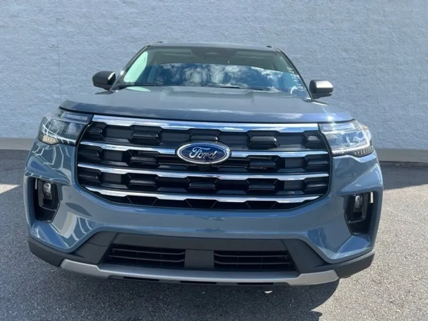 2025 Ford Explorer photo 1