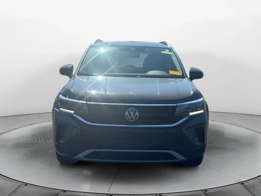 2022 Volkswagen Taos SE photo 1