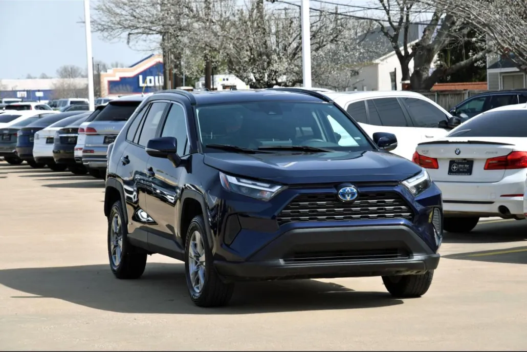 2024 Toyota RAV4 Hybrid XLE photo 1