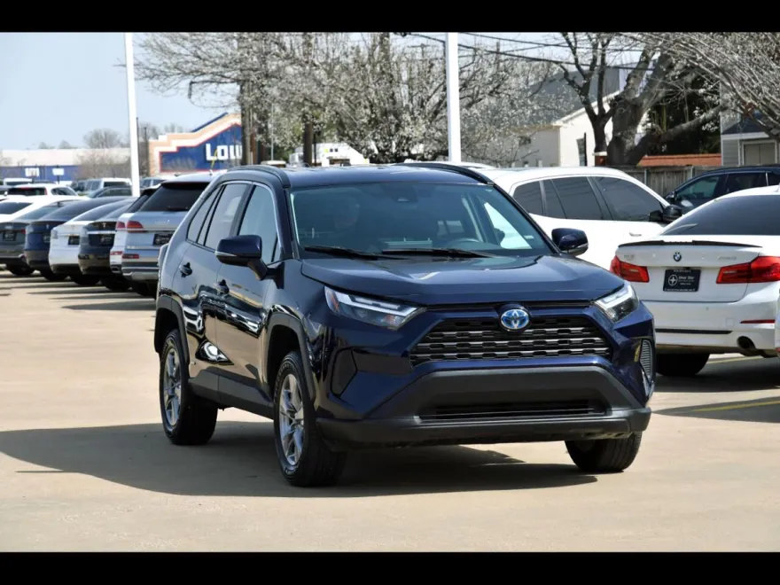 2024 Toyota RAV4 Hybrid XLE photo 1