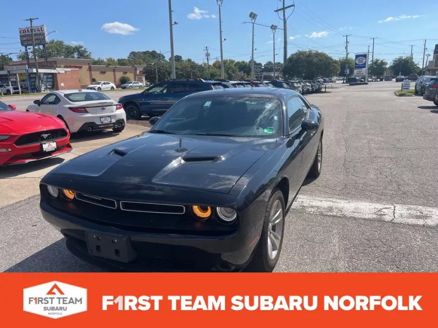 2023 Dodge Challenger SXT photo 1