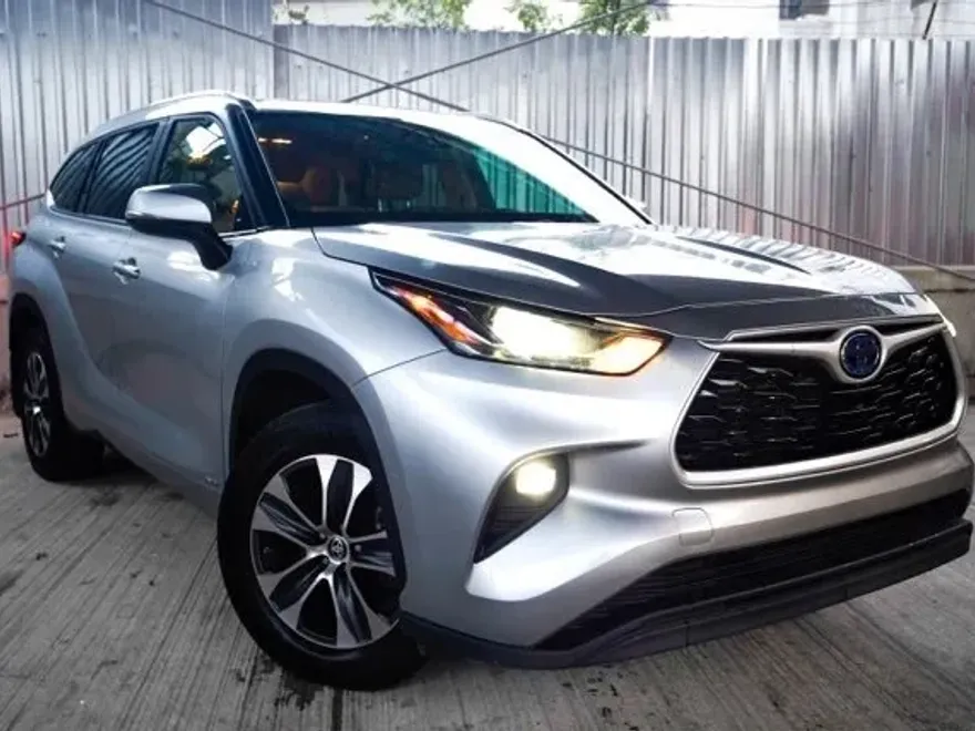 2023 Toyota Highlander Hybrid XLE photo 1