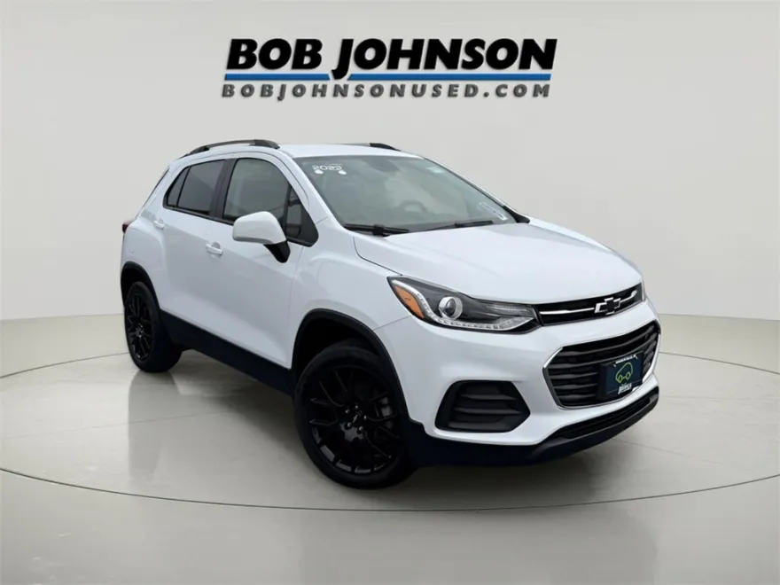 2022 Chevrolet Trax LT photo 1