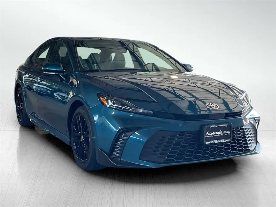 2025 Toyota Camry SE photo 1