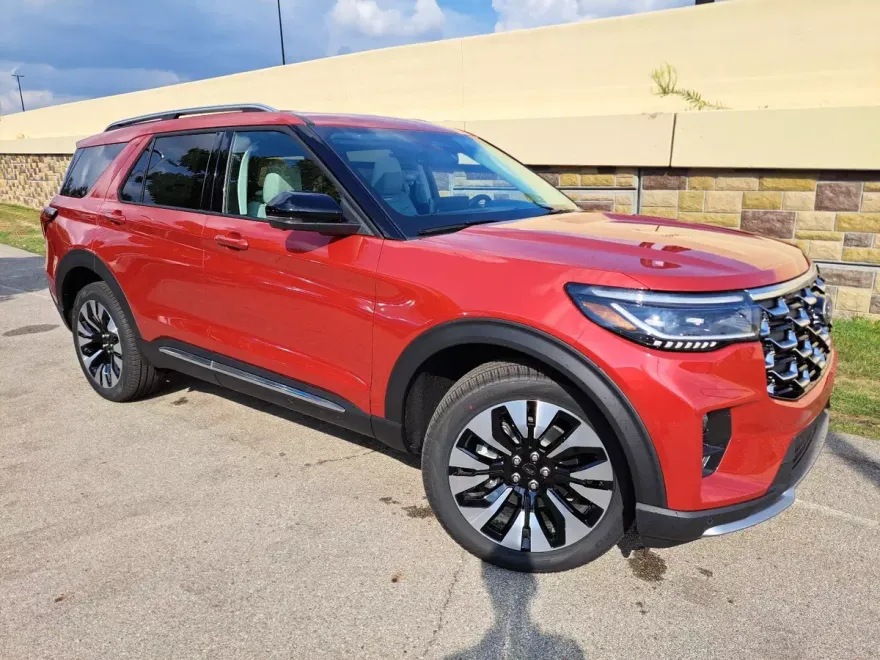 2025 Ford Explorer Platinum photo 1