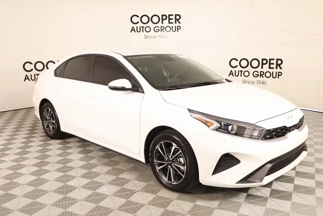 2024 Kia Forte LXS photo 1