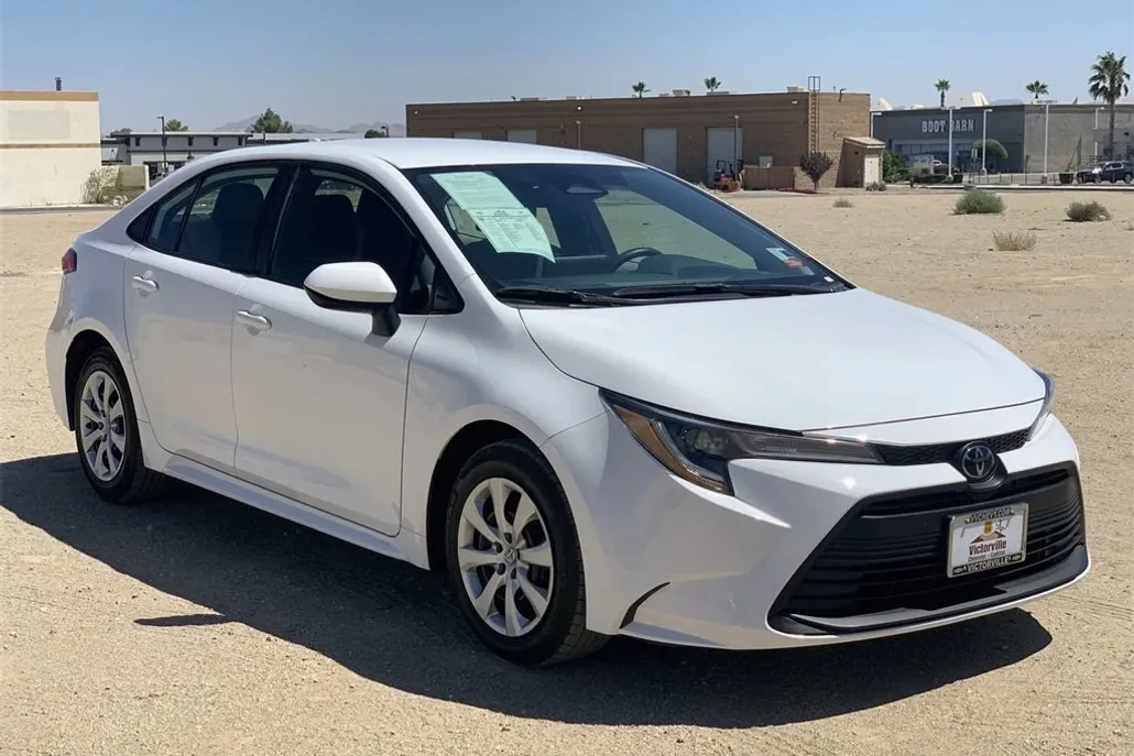 2023 Toyota Corolla LE photo 1