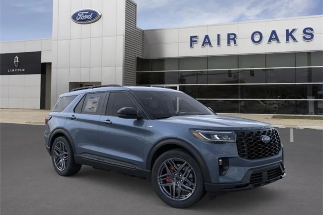 2025 Ford Explorer ST-Line photo 1