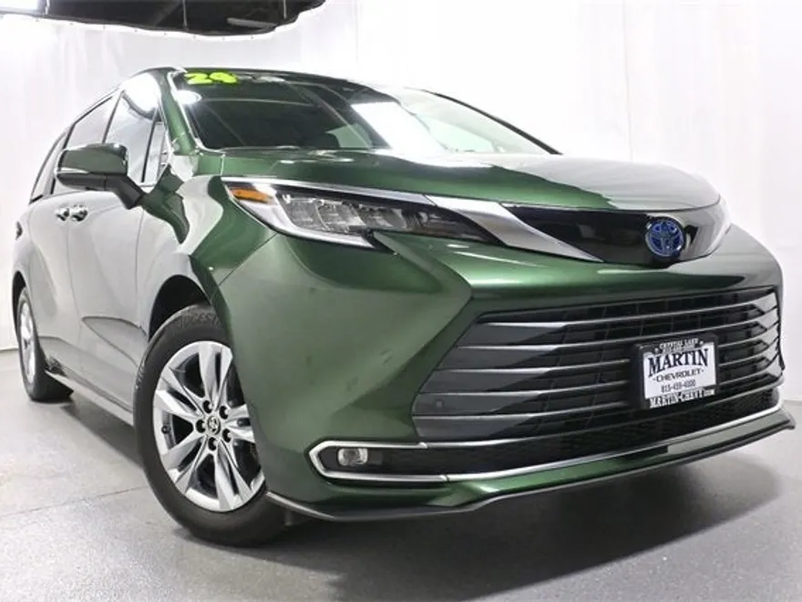 2024 Toyota Sienna Limited photo 1