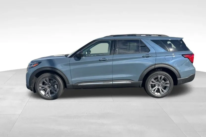 2025 Ford Explorer photo 1