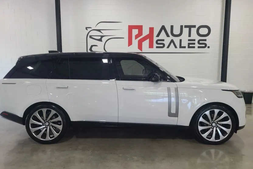 2023 Land Rover Range Rover SE photo 1