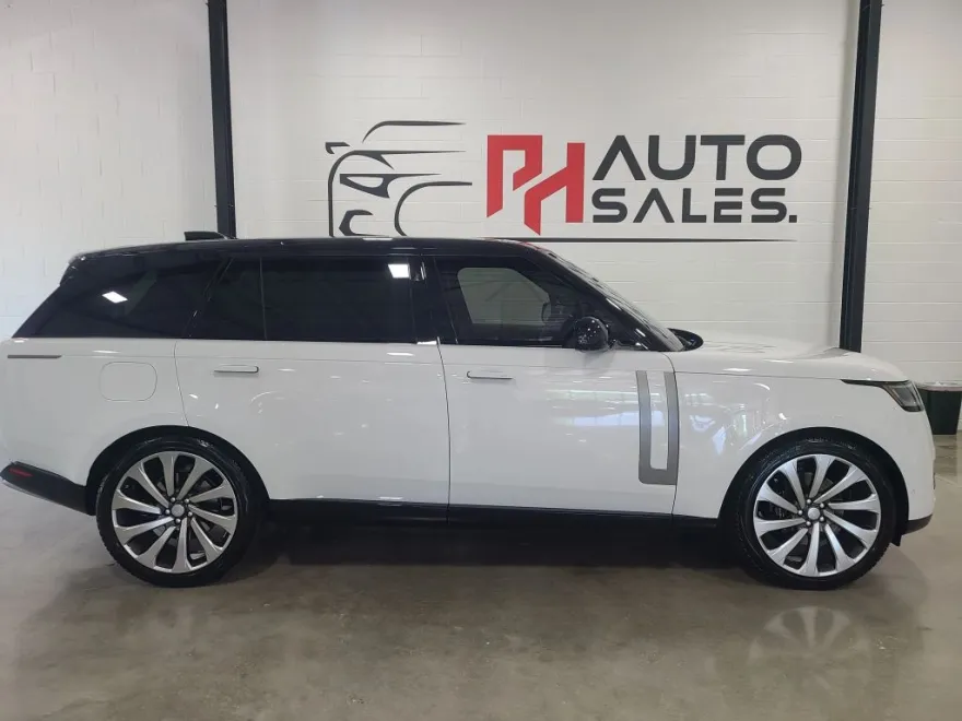 2023 Land Rover Range Rover SE photo 1