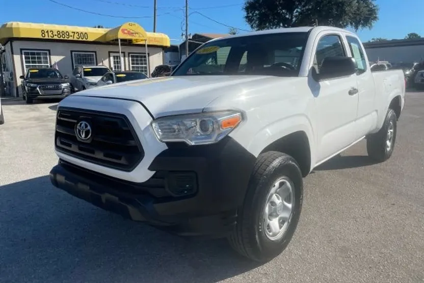 2017 Toyota Tacoma SR5 photo 1