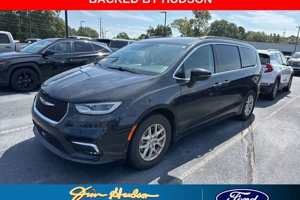 2022 Chrysler Pacifica Touring L photo 1