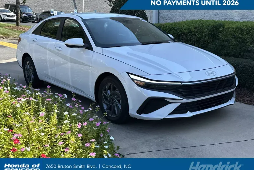 2024 Hyundai Elantra SEL photo 1