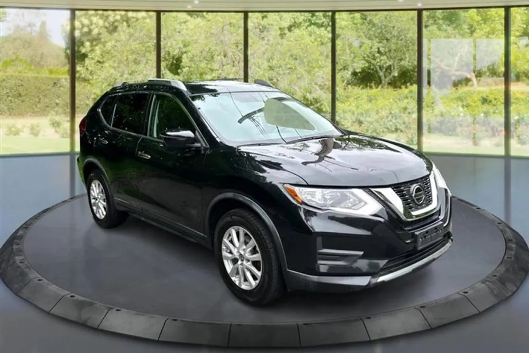2018 Nissan Rogue SV photo 1