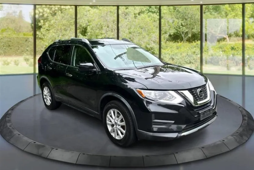 2018 Nissan Rogue SV photo 1