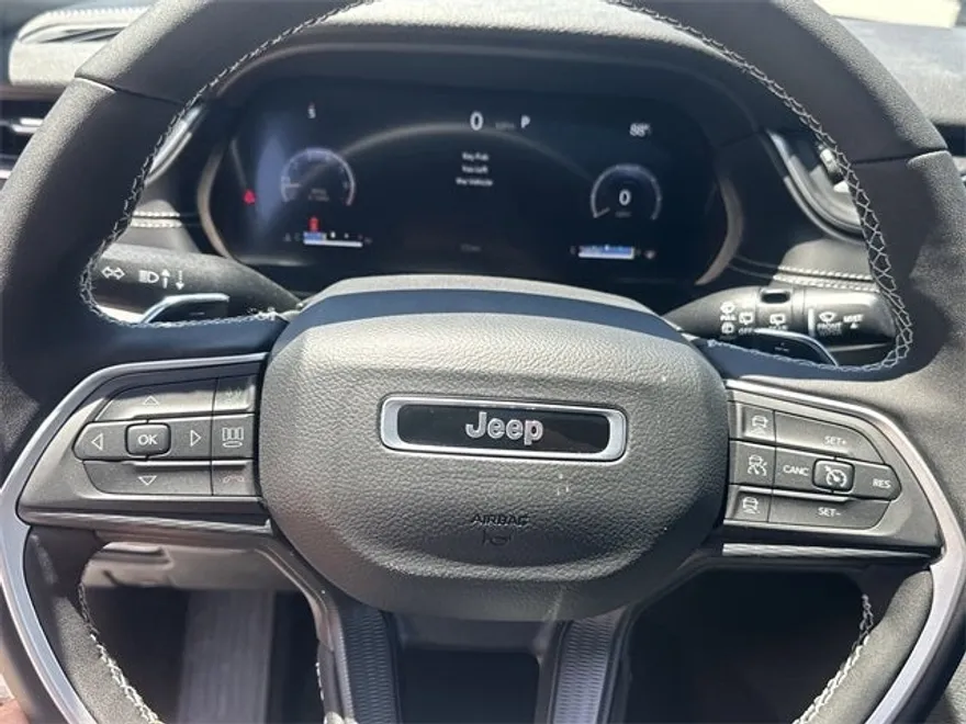 2025 Jeep Grand Cherokee Laredo photo 17