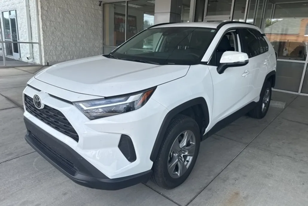 2024 Toyota RAV4 XLE photo 1